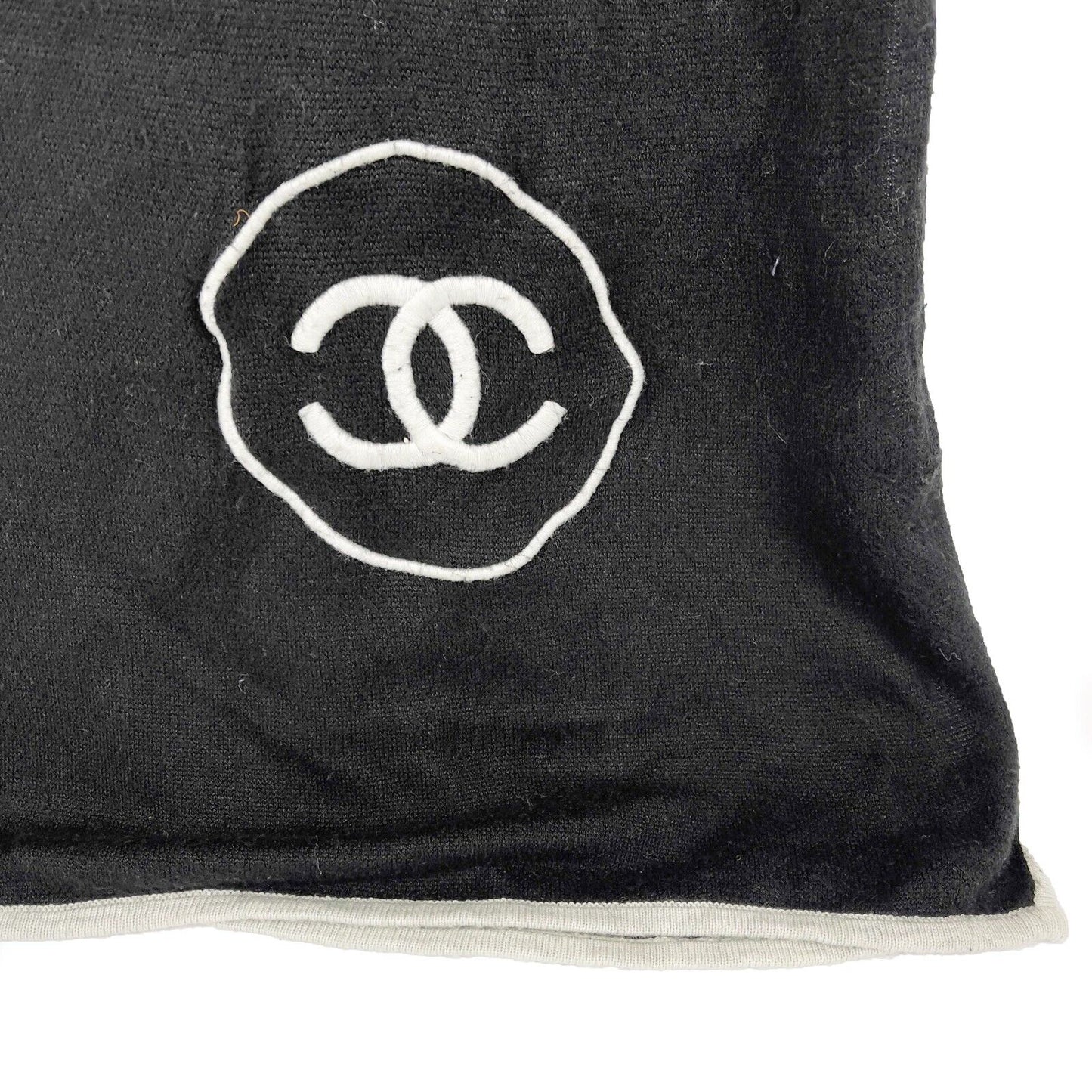 Chanel - Monochrome CC Logo Embroidered Cashmere Knit - Black/White Scarf