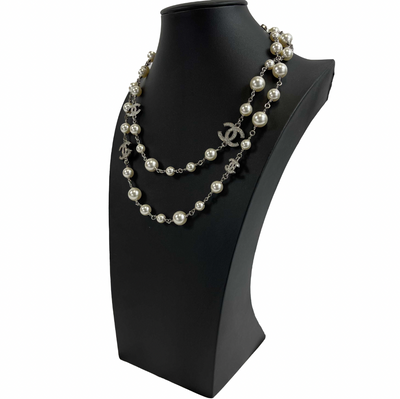 CHANEL - Excellent - A18 V Chanel Pearl Long Necklace - Silver / White FULL KIT