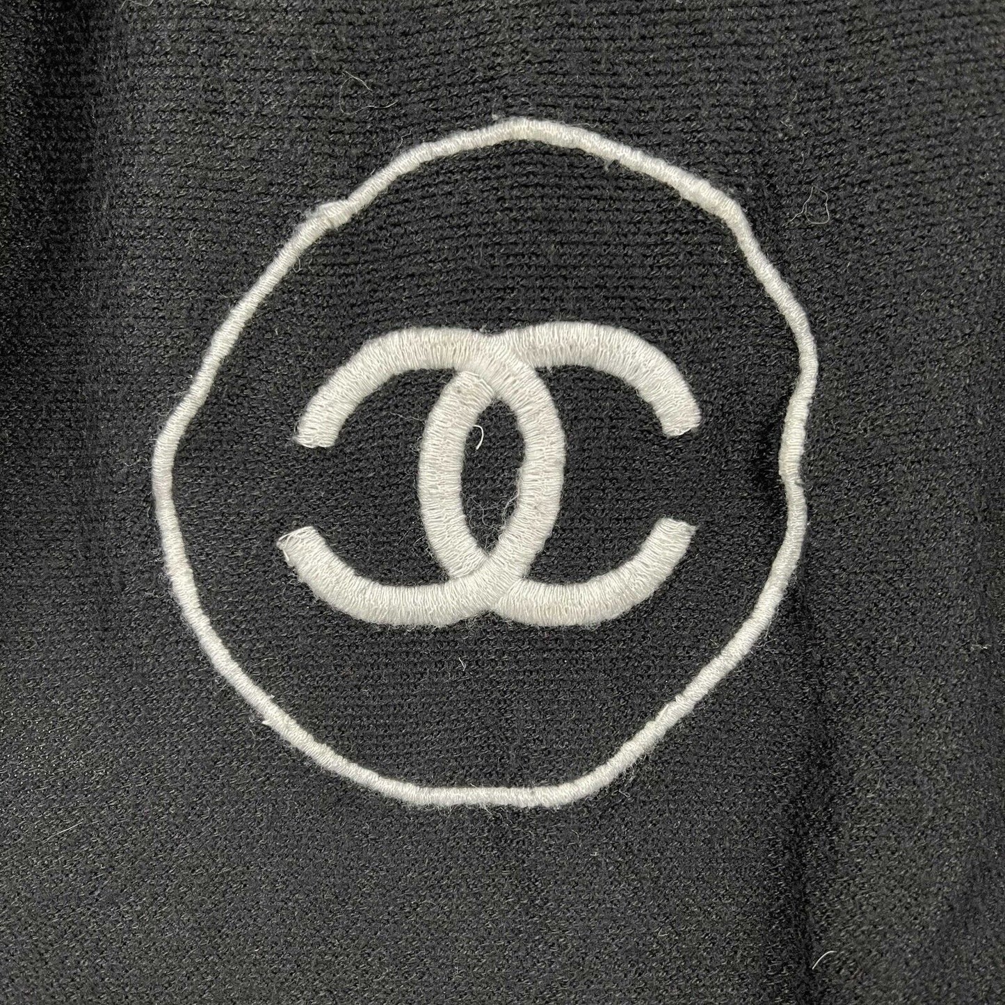 Chanel - Monochrome CC Logo Embroidered Cashmere Knit - Black/White Scarf