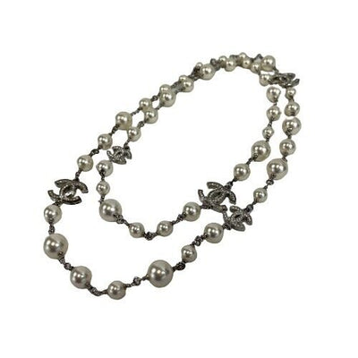 CHANEL - Excellent - A18 V Chanel Pearl Long Necklace - Silver / White FULL KIT